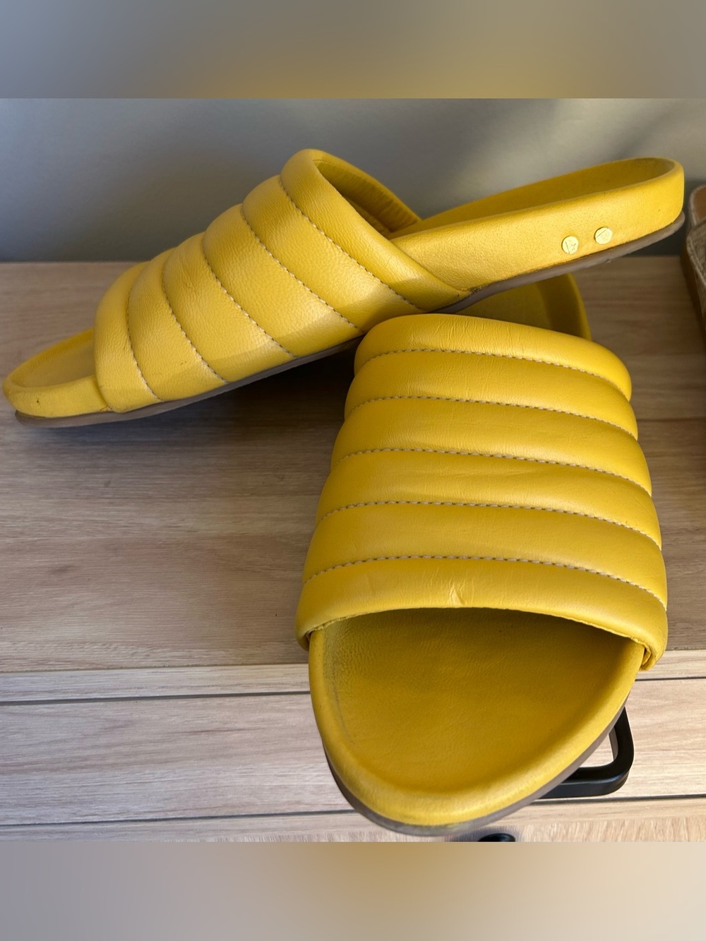 beek quilted slides